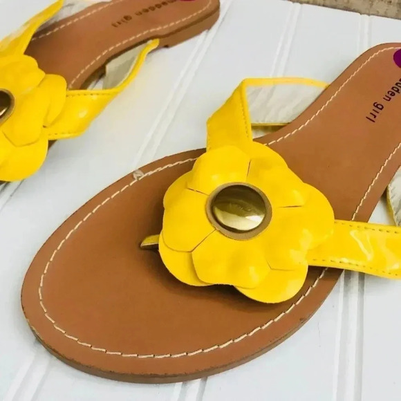 NWOT Madden Girl Flower Sandals - Picture 3 of 4